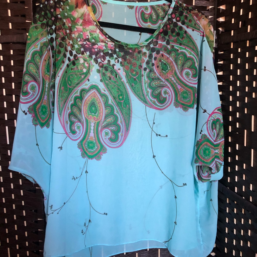 Beautiful sheer floral patterned tunic!